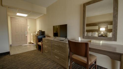 大洋城Americana Motor Inn on Boardwalk的酒店客房配有书桌和镜子