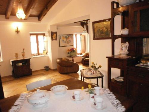 卡拉拉吉佳公寓的客厅配有餐桌和餐具