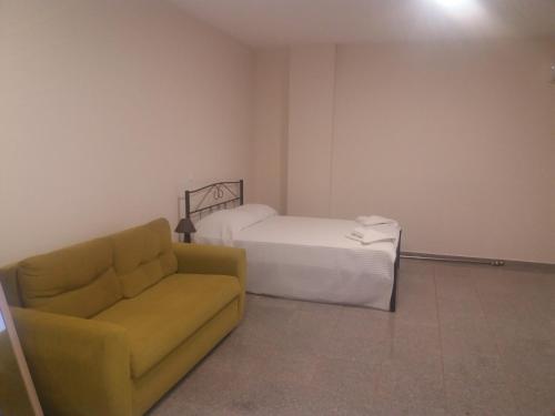 佩塔里德海昂Nereids Apartments-Pronoe的客厅配有沙发和1张床