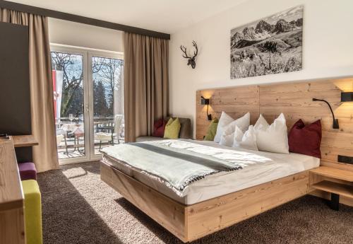 因斯布鲁克Sweet Cherry - Boutique & Guesthouse Tyrol的一间带大床的卧室和一个阳台