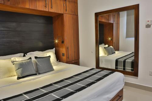 科伦坡007 Colombo的一间卧室设有两张床和大镜子