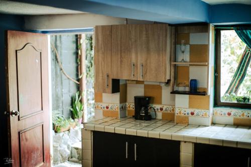 亚美尼亚Acogedor apartaestudio的厨房配有木制橱柜和台面