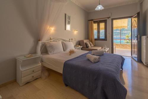 瓦西利基pension holidays studios的一间卧室配有一张大床和一张沙发
