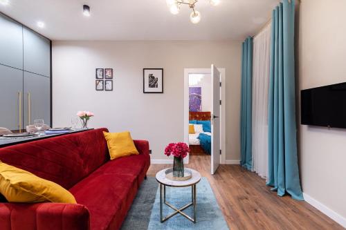 维尔纽斯Lovely apartment Traku str.的客厅配有红色的沙发和桌子