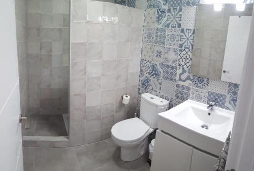 加的斯Casa Los Naranjos 3的浴室配有卫生间、盥洗盆和淋浴。