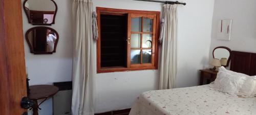 拉格兰哈La Caballeriza的一间卧室设有一张床和一个窗口