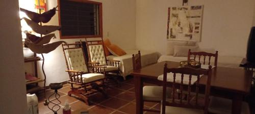 拉格兰哈La Caballeriza的客厅设有餐桌和椅子