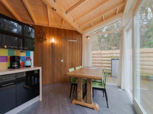 诺格Idyllically located Holiday Home in Norg with Sauna的厨房以及带木桌的用餐室。