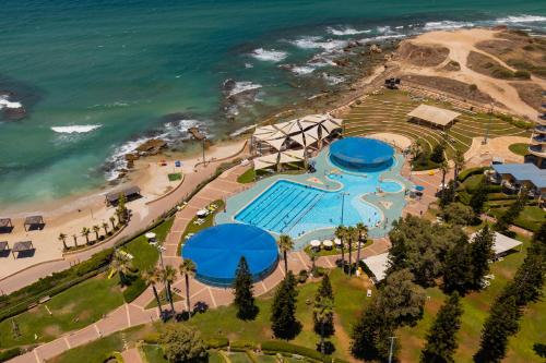 哈德拉Resort Hadera by Jacob Hotels的享有毗邻大海的游泳池的顶部景致