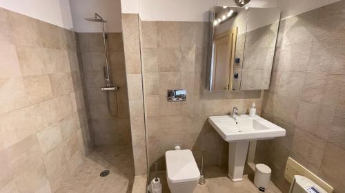 Settimo RottaroCameloth B&B的浴室配有卫生间、盥洗盆和淋浴。