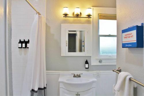 圣安东尼奥CasaMagnolia - Cheerful 3-bdrm home, free parking, 30 days or more的白色的浴室设有水槽和淋浴。