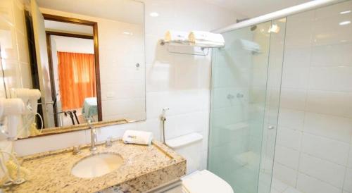 若昂佩索阿Imperial Suítes的浴室配有卫生间、盥洗盆和淋浴。