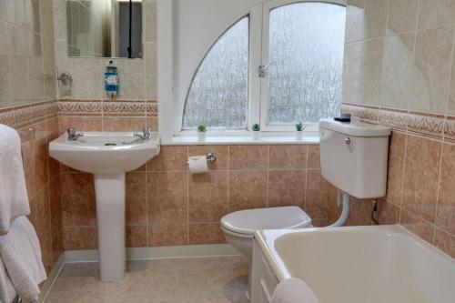 珀斯贝斯特韦斯特皇后酒店的浴室配有卫生间、盥洗盆和浴缸。