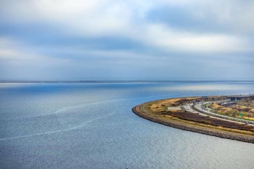 哥本哈根Scandic CPH Strandpark的一大片水体的空中景观