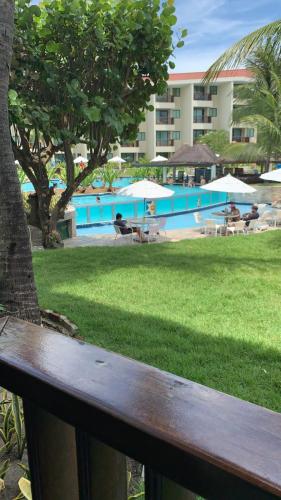 嘎林海斯港Marulhos Resort的游泳池前的木板凳