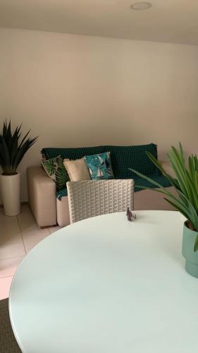 嘎林海斯港Marulhos Resort的客厅配有沙发和桌子