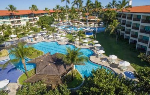 嘎林海斯港Marulhos Resort的享有带游泳池的度假村的空中景致