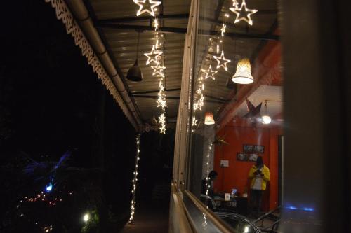 甘托克Zemu Gangtok的天花板上挂着圣诞灯的房间