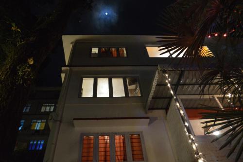 甘托克Zemu Gangtok的一座晚上有灯的建筑