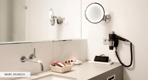 慕尼黑慕尼黑马克酒店的一间带镜子和水槽的浴室