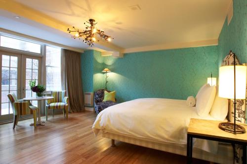 多伦多常春藤维瑞蹄酒店的酒店客房带一张床、一张桌子和椅子