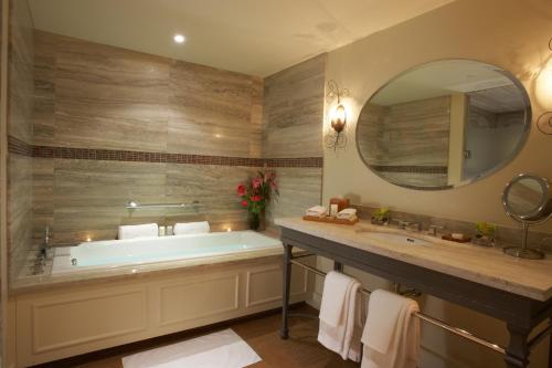 多伦多常春藤维瑞蹄酒店的一间带浴缸和大镜子的浴室