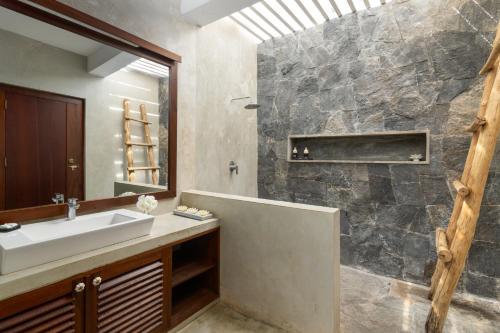 蒂瑟默哈拉默克拉贾哈别墅 - 亚拉的一间带水槽和镜子的浴室