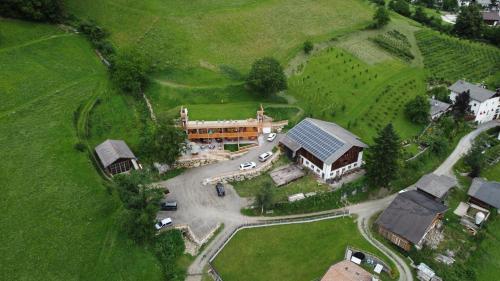 圣马蒂诺Obergereuth Hof的田野上大房子的空中景观