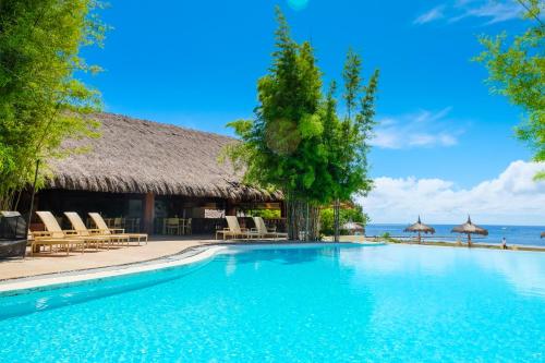 邦劳邦劳岛水蓝度假村的度假村前的游泳池