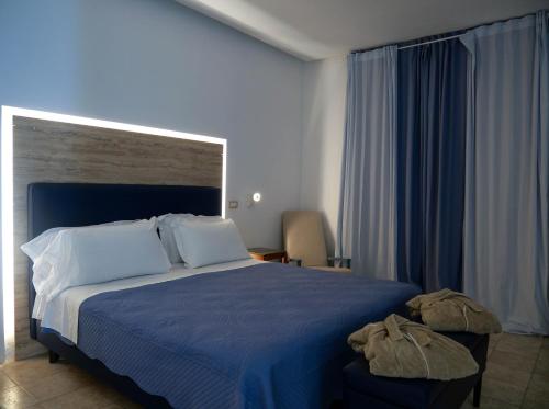 萨莱诺Saint Joseph的一间卧室配有一张带蓝色毯子的大床