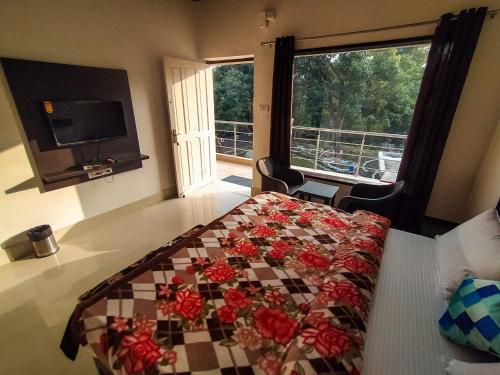 兰纳加Anugraha Homestay的一间卧室,床上放着鲜花