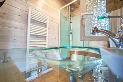 SablonsDahu Wake Park, proche Saint Emilion的一间带玻璃水槽和水龙头的浴室