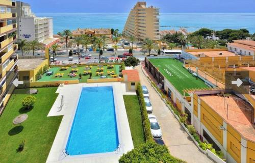 贝纳尔马德纳New 2023 Don Gustavo, Beach Front, Sea Views的享有带游泳池的度假村的空中景致