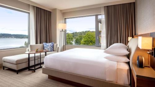 伦顿西雅图南港华盛顿湖凯悦酒店的酒店客房带一张床、椅子和窗户