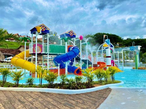 圣洛伦索法泽达维斯塔阿莱格里酒店的一个带水滑梯的大型水上公园