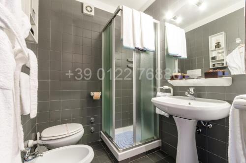 塞斯特雷赛斯特里尔2号度假村 的浴室配有卫生间、盥洗盆和淋浴。