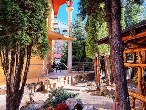 锡纳亚Marble Villa: Luxury estate - central but intimate的带阳台和树木门廊的房子