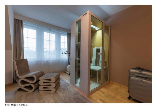 苏黎世City, Lake and Luxury的浴室设有镜子、椅子和水槽