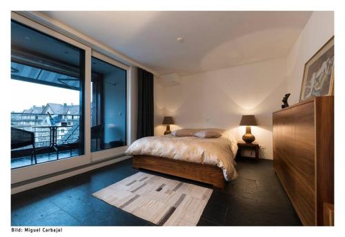 苏黎世City, Lake and Luxury的一间卧室设有一张床和一个大窗户