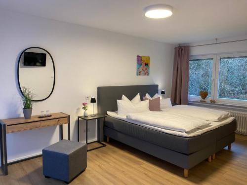 特赖斯-卡尔登奥斯特曼酒店的一间卧室配有一张大床和镜子
