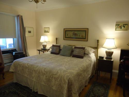 米拉米契总督府酒店的一间卧室配有一张大床和两盏灯