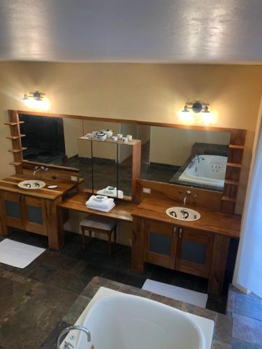 法尔茅斯牙买加普拉维达旅馆的浴室配有两个盥洗盆和浴缸。