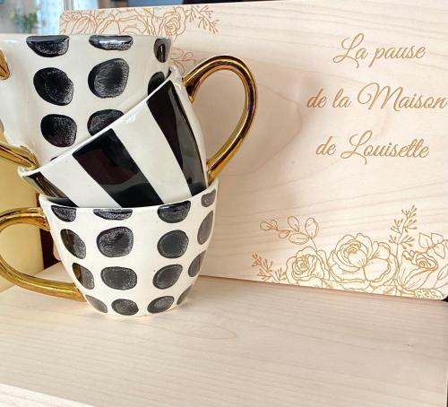 勒法韦La Maison de Louisette的坐在桌子上的咖啡杯