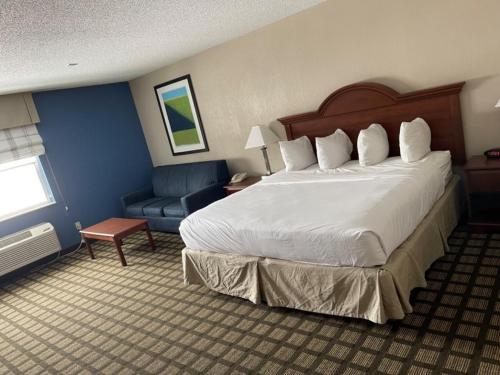 盖尔斯堡贝蒙特旅馆套房酒店客房内的一张或多张床位
