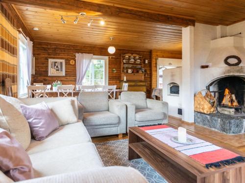 VaskivesiHoliday Home Myllylä by Interhome的带沙发和壁炉的客厅