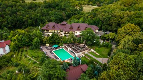 萨拉他蒙蒂鲁卡萨促特酒店的享有带游泳池的大房子的空中景致