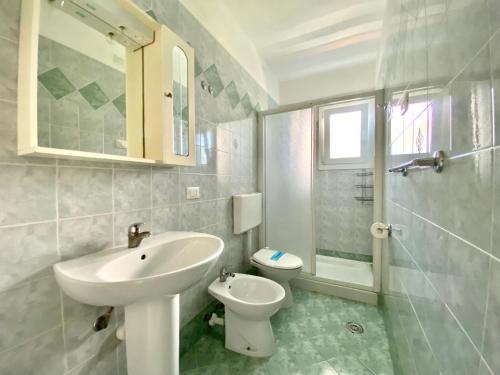 利尼亚诺萨比亚多罗里亚托公寓的白色的浴室设有水槽和卫生间。