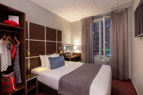 巴黎间奏曲酒店的酒店客房设有床和窗户。