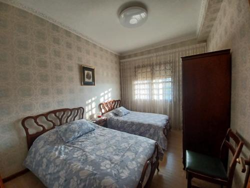 BarallaCaserío Félix的一间卧室配有两张床和椅子