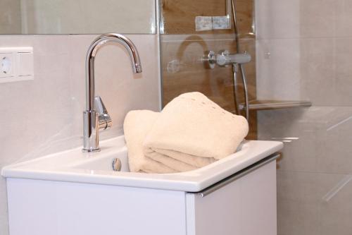 WeisspriachFerienhaus Weißpriach的白色浴室水槽和毛巾